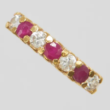 Ring, syntetiska rubiner samt vita stenar, stl 16¾, bredd 2-4mm, 18K Vikt: 1,9 g