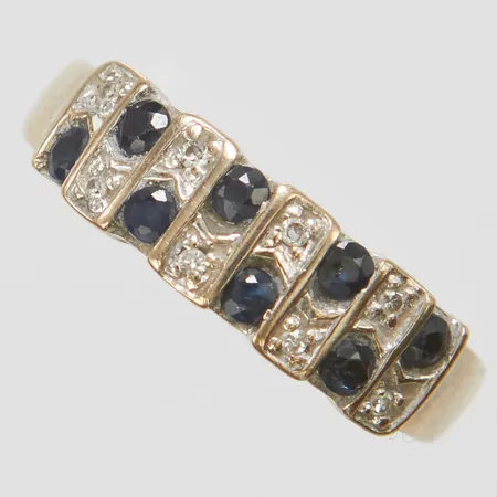 Ring, safirer samt åttkantslipade diamanter 8 x ca 0,005ct, stl 16, bredd 2-5mm, behöver omrodieras, 18K Vikt: 2,5 g