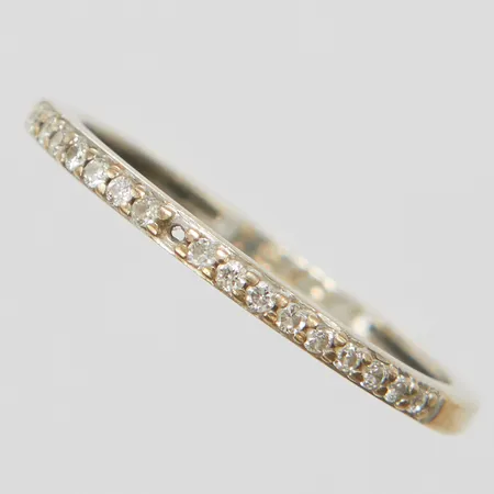 Ring, diamanter 16 x ca 0,005ct, stl 15¾, bredd 1,5mm, saknar sten, gravyr, 18K Vikt: 1,2 g