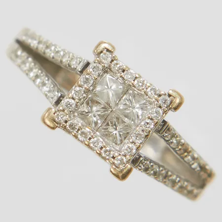 Ring, diamanter 26 x ca 0,005ct + prinsesslipade diamanter 4 x ca 0,10ct, skadad fattning, saknar stenar, behöver omrodieras, gravyr, 18K Vikt: 3 g