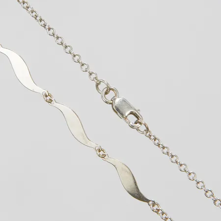 Collier, längd ca 45,5cm, bredd 1,5-4mm, vitguld, 14K Vikt: 4 g