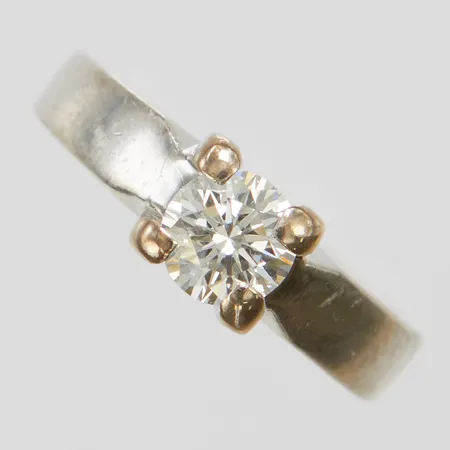 Enstensring med diamant 0,62ct enligt gravyr, ca.TW-W(G-H)/SI2, rondistskada, Ø16-, bredd: 2,8-5,7mm, ograverad, vitguld, 18K Vikt: 5,2 g