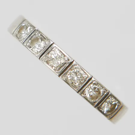 Alliansring med 6 diamanter 0,33ctv enligt gravyr, defekt skena, oval i formen, vitguld, 18K Vikt: 2,9 g