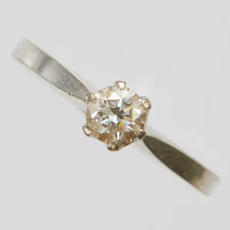 Enstensring med 1 diamant 0,30ct enligt gravyr, ca.W(H)/VS-SI, Ø16¼, bredd: 1,8-4,8mm, personlig gravyr, Schalins, repig skena, vitguld, 18K Vikt: 2,4 g