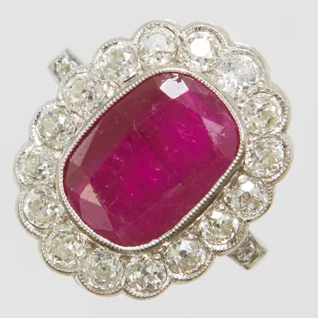 Karmoséring med en behandlad rubin ca.11,95x8,90x4,80mm samt gammalslipade diamanter 16 x ca.0,10ct, Ø16½, bredd: 1,8-20,3mm, rubinen har några mindre nagg, ostämplad, platina