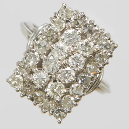 Ring med diamanter 8 x ca.0,10ct briljantslipade samt 20 x ca.0,05ct, 8/8-slipade varav en diamant briljantslipad, Ø17-, bredd: 2,3-17,8mm, Ge-Kå smycken G Kaplan, Stockholm, 1968, slitna klor, vitguld, 18K Vikt: 6,9 g