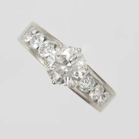 Enstensring med diamant 1 x 1,51ct, TW(F)/VVS2 enligt certifikat utfärdat av HRD Antwerpen, 2009, diamanter 6 x ca.0.15ct, Ø16½, bredd: 3,8-8,2mm, vitguld, certifikat medföljer, 18K Vikt: 8,7 g