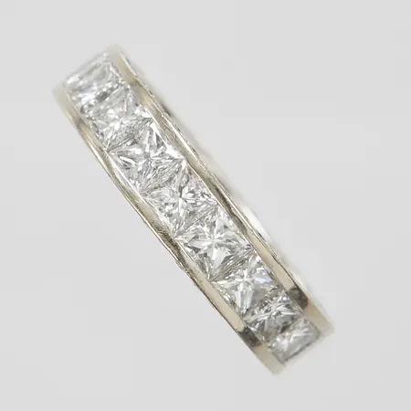 Helalliansring med princesslipade diamanter 20 x ca.0,20ct samt runda briljantslipade 76 x ca.0,015ct, Ø16½, bredd: 4,8mm, ostämplad, vitguld, 18K Vikt: 4,5 g