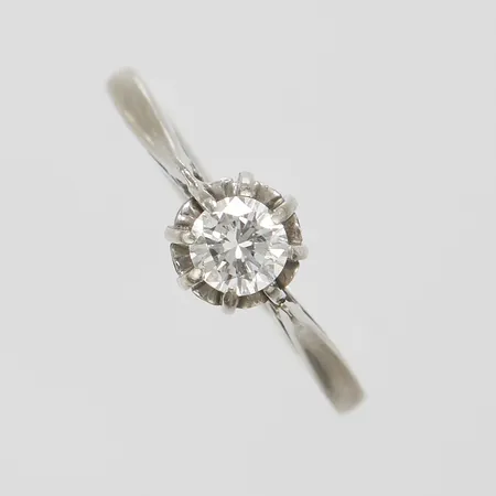 Enstensring med diamant 1 x ca.0,33ct, ca.W(H)/SI2, Ø17, bredd: 1,6-6,6mm, svenska stämplar, otydlig personlig gravyr, vitguld, 18K Vikt: 2,9 g