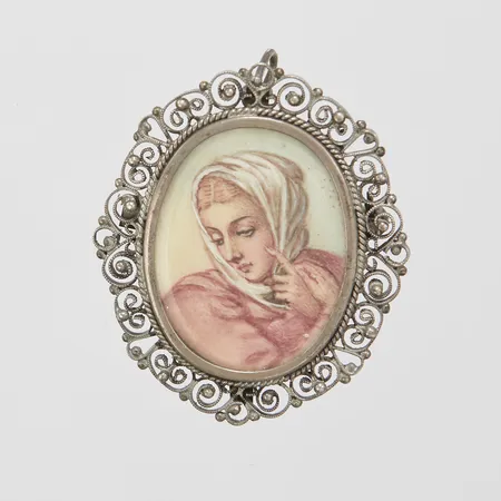 Brosch/hänge med miniatyrporträtt, filigranmönster, 44,5x35,7mm, silver 800/1000, bruttovikt 9,6g Vikt: 9,6 g