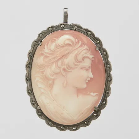 Hänge/brosch med snäckskalskamé samt markasiter, 45,8x32mm, defekt broschnål, silver 800/1000 Vikt: 7,8 g