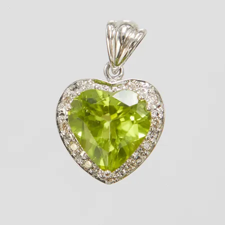 Hänge med en hjärtslipad peridot samt diamanter 11 x ca.0,01ct, 28x11,7mm, vitguld, 18K Vikt: 2,2 g