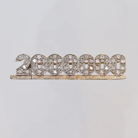 Brosch tvåfärgad med diamanter 41xca0,02ct (en sten saknas), 43x11mm, stämplad Bock MK, 14K Vikt: 5,1 g