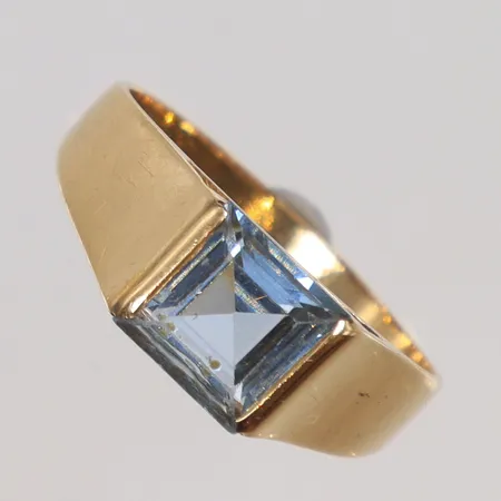 Ring med ljusblå sten, stl 17¾, bredd 3-7mm, 18K  Vikt: 2,8 g