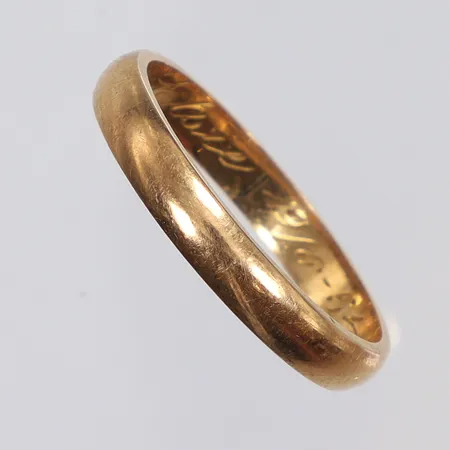 Ring slät, stl 18½, bredd 3mm, gravyr, 18K  Vikt: 3,3 g