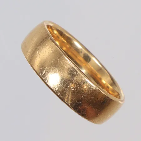 Ring, slät, stl 19½, bredd 7mm, gravyr, 18K  Vikt: 11,1 g