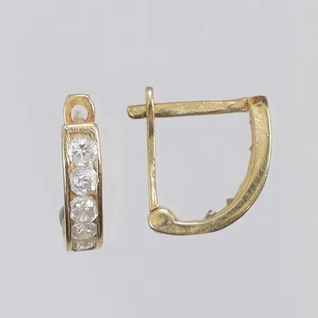 Ett par örhängen med vita stenar, längd 10mm, bredd 2mm, 14K  Vikt: 1 g