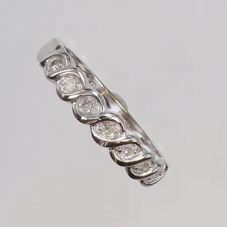 Ring med diamanter totalt 0,10ct enligt gravyr, stl 16¼, bredd 2-4mm, vitguld, 9K  Vikt: 2,2 g