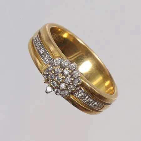 Ring med diamanter 24xca0,01-0,02ct, stl 18¼, bredd 5-8mm, GHA, saknar en sten, 18K  Vikt: 5,8 g