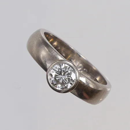 Ring i vitguld med diamant 1xca0,60ct, kvalitet ca Si2/TC, stl 16½ bredd 4-6mm, gravyr, SVS (Svante Schmidt) Göteborg 2001, 18K  Vikt: 6,4 g