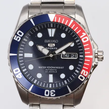 Herrur Seiko Sport 5 ref nr. 7S36-03C0, snr. 761282, automat, datum, med stållänk dag/datum, glasbaksida, små repor 
