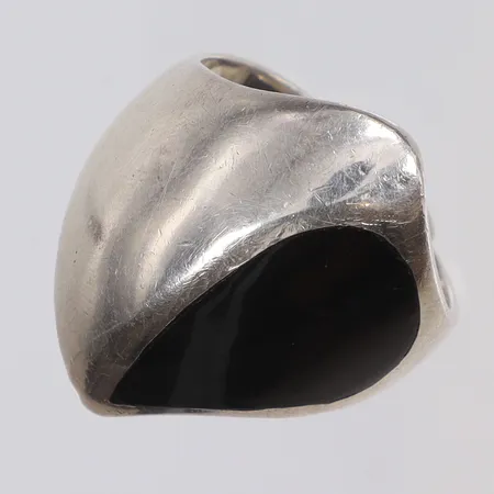 Ring med svart sten, stl 18¾, bredd 4-24mm, silver 925/1000 Vikt: 8,9 g