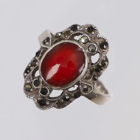 Ring med röd sten och markasiter, stl 16¼, bredd 2-19mm, markasiter saknas, Silver 925/1000 Vikt: 3,5 g