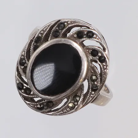 Ring med svart sten och markasiter, stl 16½, bredd 2-18mm, Silver 925/1000 Vikt: 4,8 g