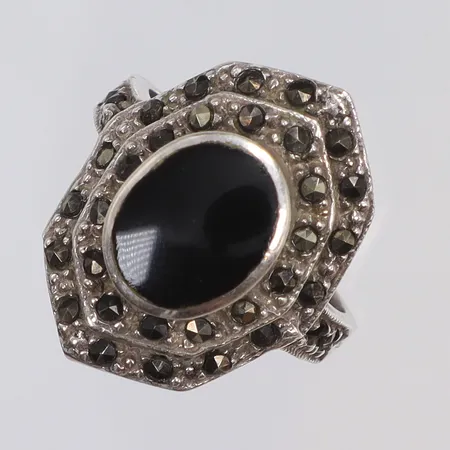 Ring med svart sten och markasiter, stl 16½, bredd 2-20mm, Silver 925/1000 Vikt: 4,8 g
