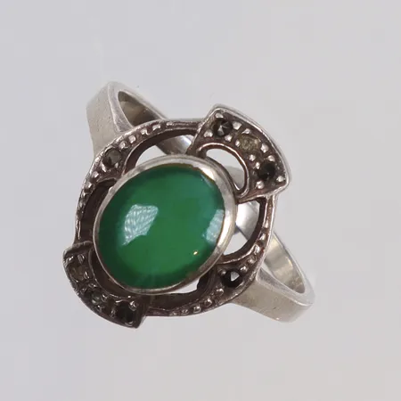 Ring med grön sten/glas samt markasiter (några saknas) stl 17, bredd 2-16 silver 925/1000 Vikt: 3,3 g