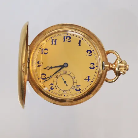 Fickur International Watch Co (IWC) 18K, Ø52mm, savonett, boett nr 786883, snr 680881 H5, innerboett i guld, boett med monogram, blånerade visare, omkring 1910/20-tal, blå siffror, gott skick men går ej att ställa tiden med kronan (möjligt servicebehov), med originaletui från C.F Ryberg Göteborg Vikt: 99,3 g