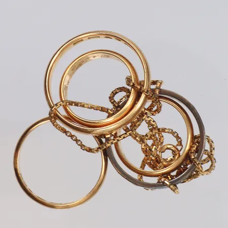 Diverse guld, gravyr, delvis defekt, en ring med inlägning i silver, 18K Vikt: 26,8 g
