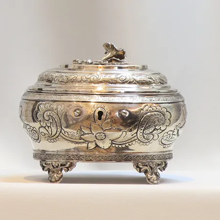Sockerskrin mönstrad med växtdekor, Senempir  bredd 15cm, höjd ca 12cm, nyckel finns ej, Eric Nordin Sundsvall 1848 silver 830/1000 Vikt: 433 g