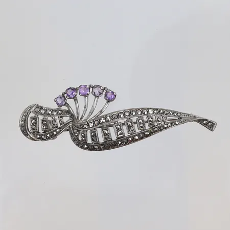 Brosch med lila stenar samt markasiter 69x23mm, omkring 1900-talets mitt, silver 835/1000 Vikt: 8,8 g