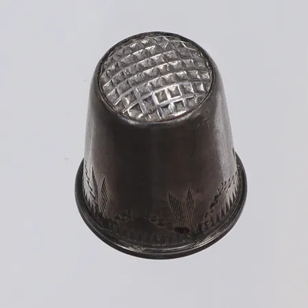 Fingerborg mönstrad, höjd 18mm, bredd 16mm, årstämplad 1941, silver 830/1000 Vikt: 2,4 g