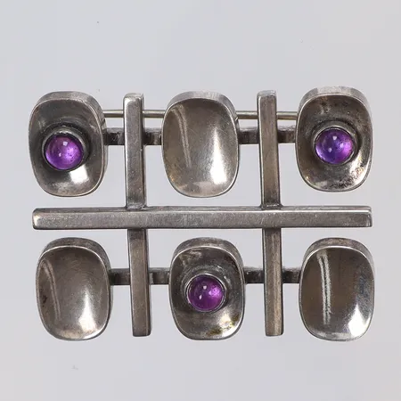 Brosch med cabochonslipade ametister, geometriskt mönster, 30x27mm, signerad JP (okänd formgivare) för Arvo Saarela  Enköping 1964, silver 925/1000 Vikt: 15,2 g