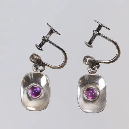 Ett par Örhängen med cabochonslipade ametister, skruvlås, Arvo Saarela Enköping 1962, silver  Vikt: 6,3 g