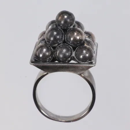 Ring med pyramidform, stl 17½ bredd 3-19mm, Erik Granit & Co, Finland Helsingfors 1967, silver 916/1000 Vikt: 11,4 g