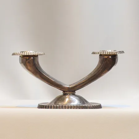 Ljusstake, bredd 17cm, höjd 9cm, 1900-talets mitt, troligen Tyskland, bottenplatta i metall, importstämplad, silver 925/1000 Vikt: 135,2 g