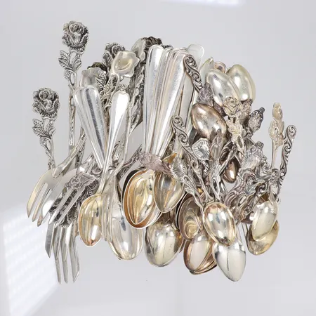 Diverse silverbestick, olika modeller silver 830/1000 Vikt: 820,3 g