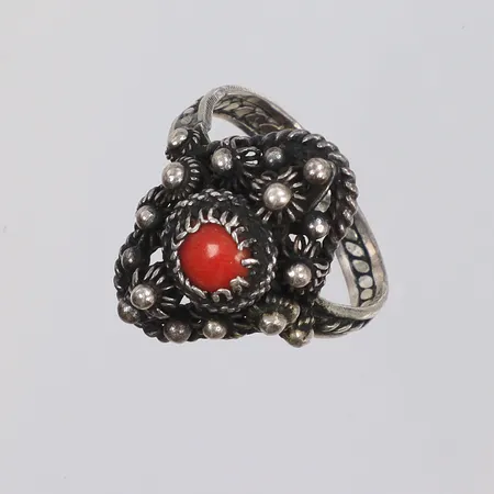 Ring med orange sten stl 16½, bredd 3-20mm, ostämplad, silver  Vikt: 4,4 g