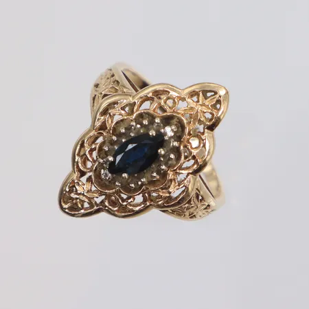 Ring med blå sten, navettformad, genombrutet mönster, stl 19 bredd 1,5-20mm, GTR, 10K Vikt: 4,1 g