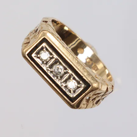 Ring med diamanter 3xca0,05ct, äldre slipning, stl 19¾ bredd 4-9mm, stämplad ABL 14K Vikt: 9,5 g