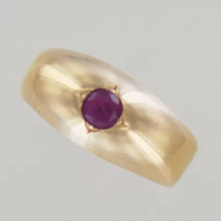Ring med röd sten, Ø 17½ mm, bredd 8,4 mm, 18K Vikt: 2,6 g