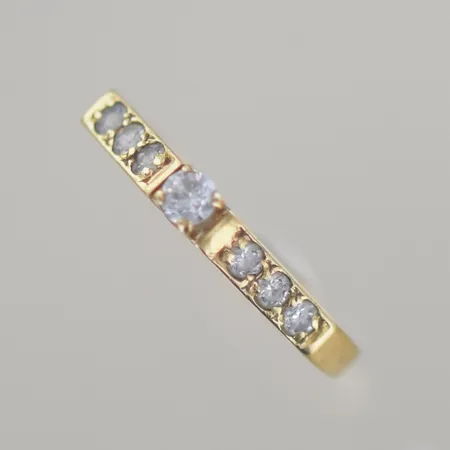 Ring med stenar, Ø 17 mm, bredd 2,6 mm, 18K Vikt: 2,2 g