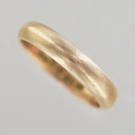 Ring, Ø 20½ mm, bredd 4,6 mm, graverad, 18K  Vikt: 6,6 g
