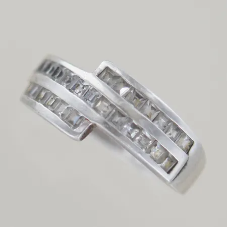 Ring med stenar, Ø 19¼ mm, bredd 7 mm, silver 925/1000 Vikt: 4,6 g
