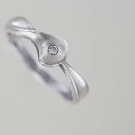 Ring med sten, Ø 19¼ mm, silver 925/1000 Vikt: 3,1 g
