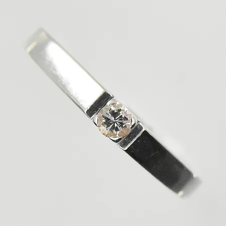 Ring med diamant 0,09ct, stl 17¾, bredd 2-3 mm, vitguld, 18K. Vikt: 2,2 g