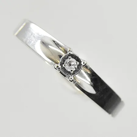 Ring med diamant 0,02ct, stl 17¾, bredd 2-3 mm, vitguld, 18K. Vikt: 1,9 g
